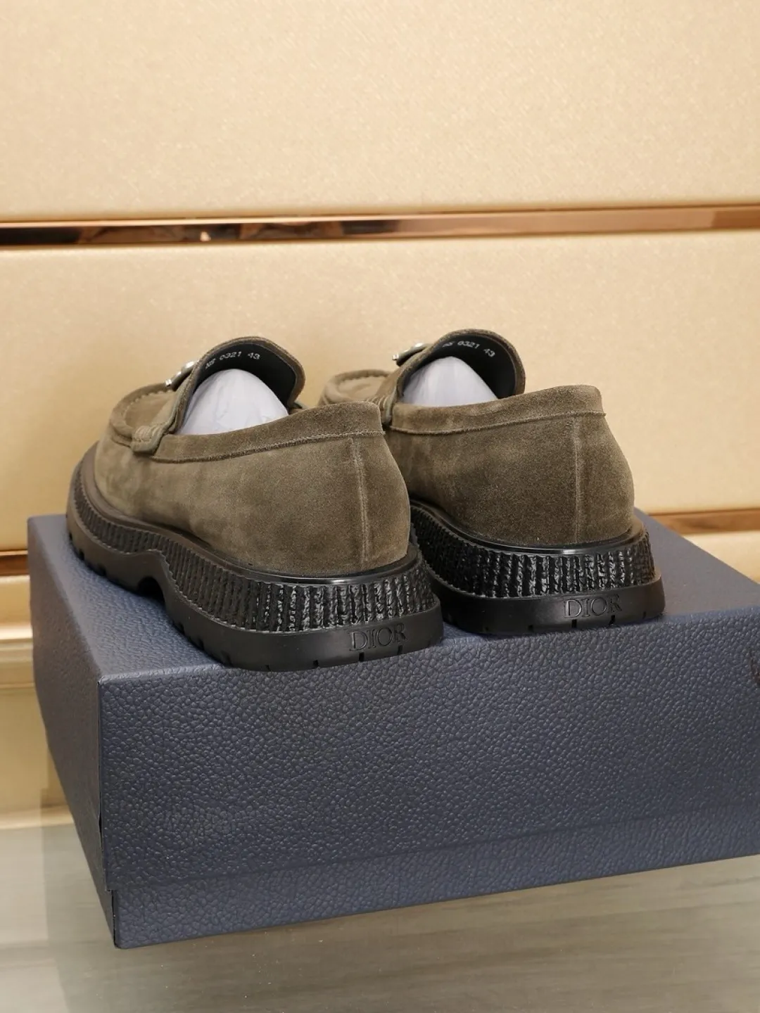 Factory P500💰dior 🆕Men's classic loafers, which combine classic shoe styles with retro California style. Slipper style design, easy to put on and take off. Crafted from top-grain cowhide leather, they feature a rubber lugged sole and the DIO* AND SHAWN signature in brass and enamel. Wear it with casual clothing or a suit. Size: 38-44 (45.46 customized)